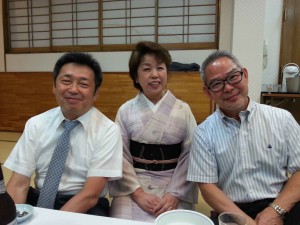 左から、高森先生、女将さん、facebook友達の竹村先生。皆いい笑顔。ナイスショットでした。